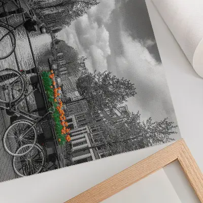 Affiche vue charmante sur le canal avec vélos, tulipes, touches de noir et d'orange
