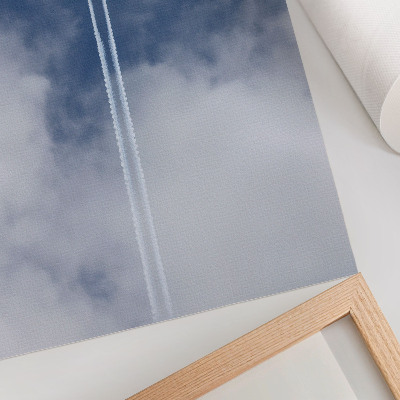 Affiche Avion dans le ciel bleu avec des traînées blanches