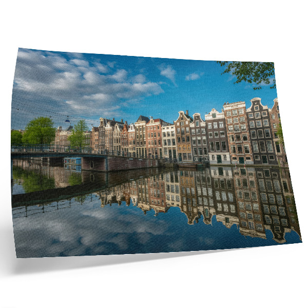 Affiche Des immeubles séduisants se reflètent dans l'eau du canal