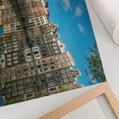 Affiche immeubles séduisants se reflétant dans l'eau du canal
