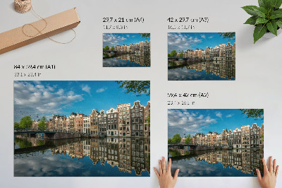 Affiche Des immeubles séduisants se reflètent dans l'eau du canal