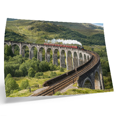 Affiche et poster Un viaduc avec un train au milieu de collines verdoyantes