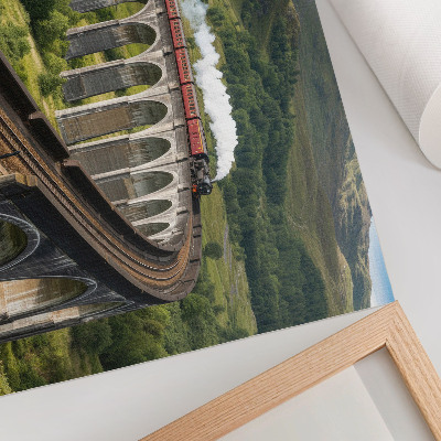 Affiche et poster Un viaduc avec un train au milieu de collines verdoyantes