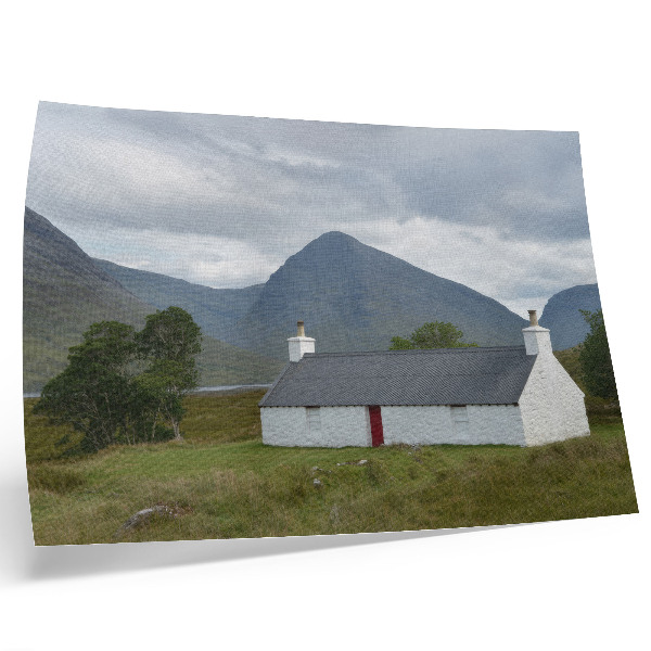 Affiche et poster Un chalet blanc au milieu des montagnes et de la verdure