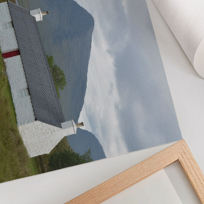 Affiche et poster Un chalet blanc au milieu des montagnes et de la verdure