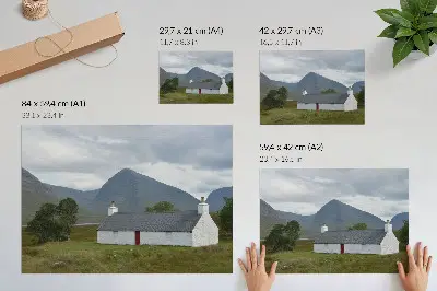 Affiche et poster représentant un chalet blanc au milieu des montagnes et de la verdure