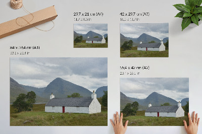 Affiche et poster Un chalet blanc au milieu des montagnes et de la verdure