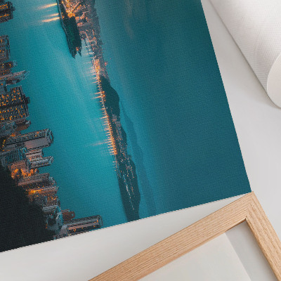 Affiche Vue nocturne de la ville depuis l'eau, gratte-ciel illuminés