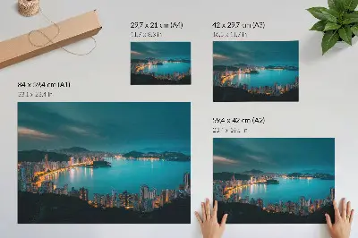 Affiche vue nocturne de la ville depuis l'eau avec des gratte-ciel illuminés