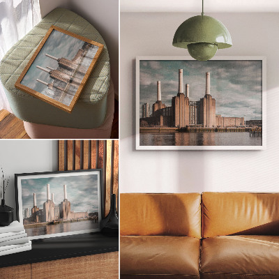 Affiche décorative Un bâtiment impressionnant avec des cheminées surplombant la rivière