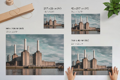 Affiche décorative Un bâtiment impressionnant avec des cheminées surplombant la rivière