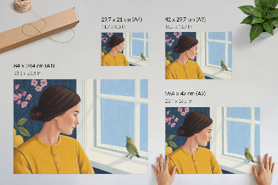 Affiche décorative Femme en chemise jaune avec un oiseau sur le rebord de la fenêtre