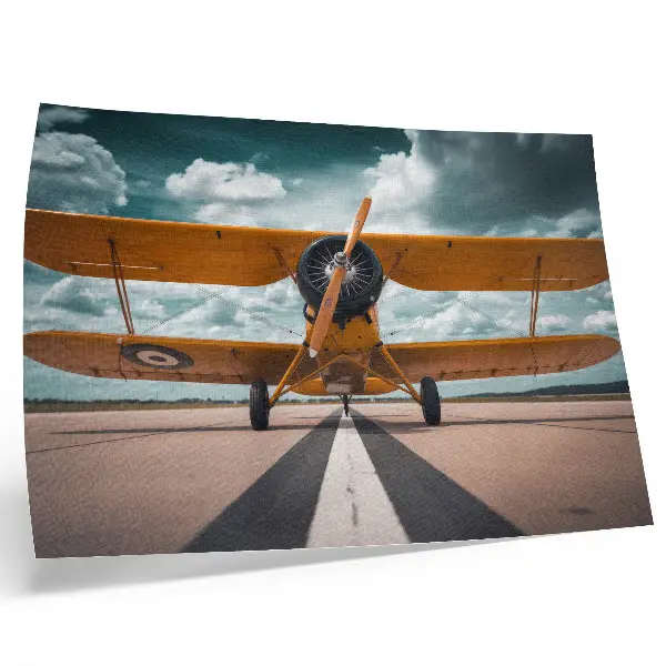 Affiche avion sur une piste avec un ciel dynamique