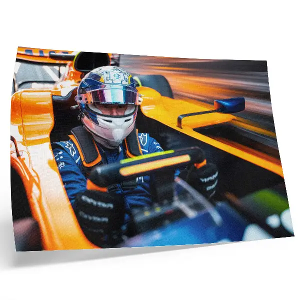 Affiche représentant un pilote dans une voiture de course pleine de vitesse et d'énergie