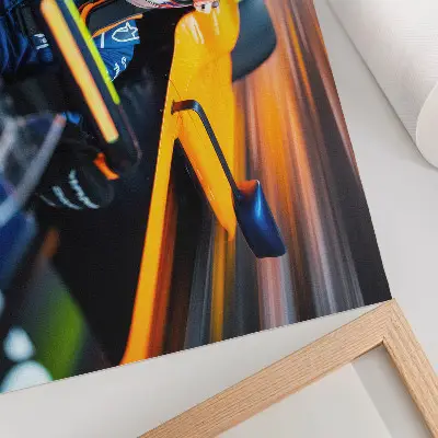 Affiche représentant un pilote dans une voiture de course pleine de vitesse et d'énergie