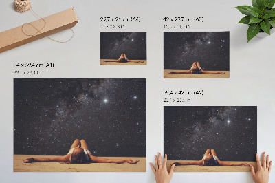 Affiche Une silhouette surréaliste sous un ciel étoilé