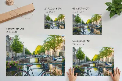 Affiche et poster représentant un canal, un pont, des arbres, des bâtiments, un vélo et des fleurs