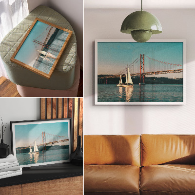 Affiche et poster Un pont et des voiliers sur l'eau dans des tons pastel