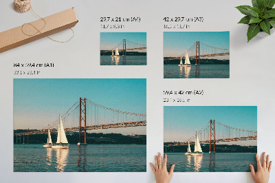 Affiche et poster Un pont et des voiliers sur l'eau dans des tons pastel