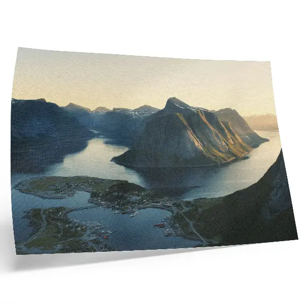 Affiche représentant des fjords, des montagnes, de l'eau et un coucher de soleil en harmonie avec la nature