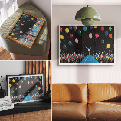 Affiche Des ballons colorés contrastant avec le ciel noir