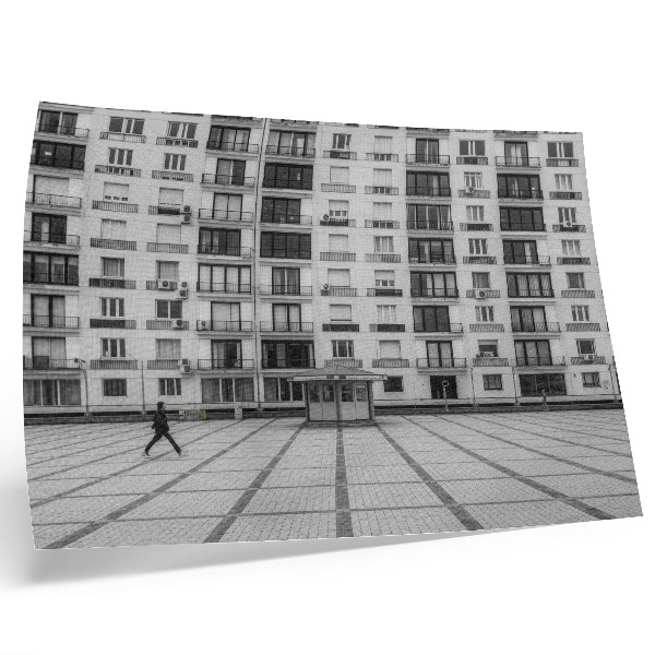 Affiche décorative Un immeuble moderne avec balcons et une place