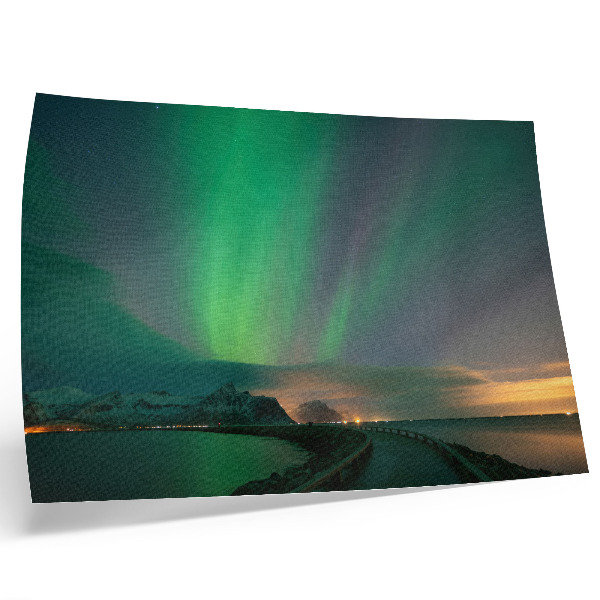 Affiche Aurores boréales au-dessus d'un paysage montagneux froid