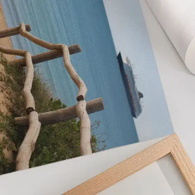 Affiche plage avec bateau, mer, sable et rambardes en bois
