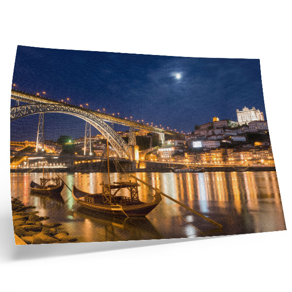 Affiche décorative Pont illuminé la nuit, ville animée de bateaux
