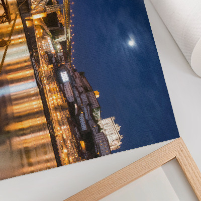 Affiche décorative Pont illuminé la nuit, ville animée de bateaux