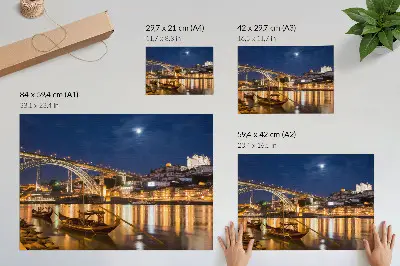 Affiche décorative pont illuminé la nuit avec une ville animée par des bateaux