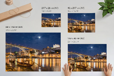 Affiche décorative Pont illuminé la nuit, ville animée de bateaux