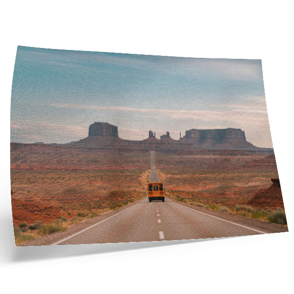Affiche Une route droite, des montagnes monumentales, des couleurs chaudes