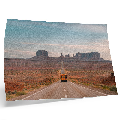 Affiche Une route droite, des montagnes monumentales, des couleurs chaudes