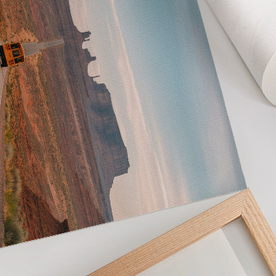 Affiche Une route droite, des montagnes monumentales, des couleurs chaudes