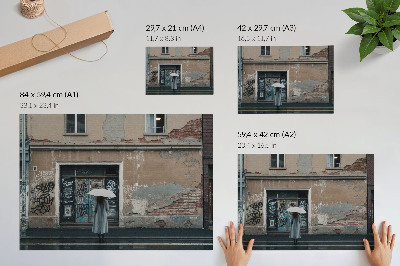 Affiche Une personne avec un parapluie devant un mur couvert de graffitis