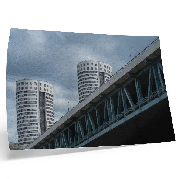 Affiche décorative représentant des ponts et des gratte-ciel mettant en valeur la modernité, la symétrie et l'élégance
