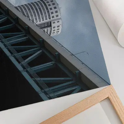 Affiche décorative représentant des ponts et des gratte-ciel mettant en valeur la modernité, la symétrie et l'élégance