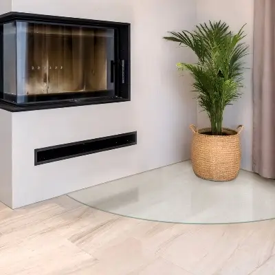 Vitre sous poêle à bois semi-transparente en forme de quart de cercle