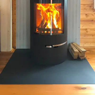 Tôle sous poêle de forme rectangulaire en métal noir