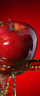 Store enrouleur rouge avec motif de pommes dans les profondeurs