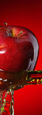 Store enrouleur rouge avec motif de pommes dans les profondeurs