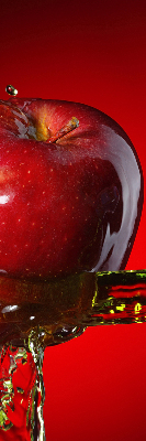 Store enrouleur rouge avec motif de pommes dans les profondeurs