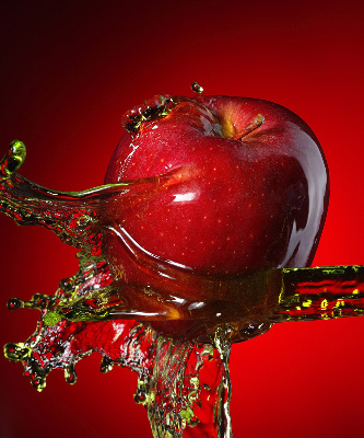 Store enrouleur rouge avec motif de pommes dans les profondeurs