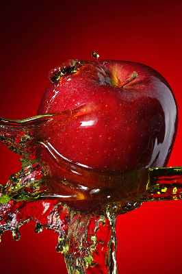 Store enrouleur rouge avec motif de pommes dans les profondeurs
