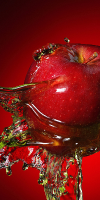 Store enrouleur rouge avec motif de pommes dans les profondeurs