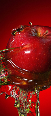 Store enrouleur rouge avec motif de pommes dans les profondeurs