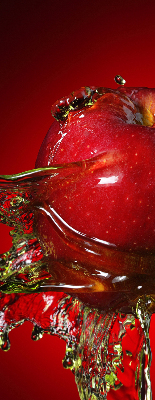 Store enrouleur rouge avec motif de pommes dans les profondeurs