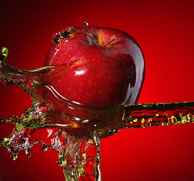 Store enrouleur rouge avec motif de pommes dans les profondeurs