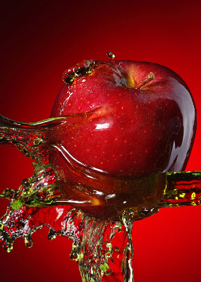 Store enrouleur rouge avec motif de pommes dans les profondeurs